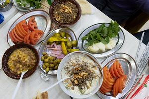 Die libanesische Küche zeichnet sich durch eine große Vielfalt an Vorspeisen (Mezze) aus. Sie werden meist kalt serviert und bestehen unter anderem aus Kichererbsen, Auberginen, Tomaten, Oliven und frischen Kräutern. Auch bei uns sind libanesische Spezialitäten wie Humus, Falafel oder Taboulé sehr beliebt.