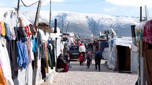 Dicht gedrängt leben die Menschen in der Flüchtlingssiedlung in Zelten aus Holzlatten, Plastikplanen und Pappe. 