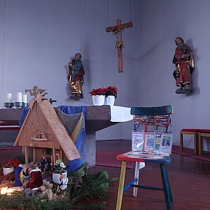 Beim Sternsingergottesdienst am 06.01.25 hat unser Stuhl einen Ehrenplatz gleich neben der Krippe bekommen um auf die Wichtigkeit der Kinderrechte aufmerksam zu machen.
Wenn alle Menschen die Kinderrechte einhielten, gäbe es schon einmal keinen Krieg mehr auf Erden. // © Iris Freiwald