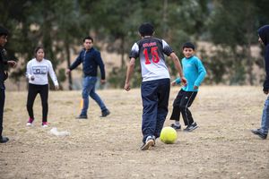 Rolando Rafael Fernandez (17) blüht beim Fußballspiel mit den Freunden auf - Jugendgruppe "Angeles de Shudal" trifft sich jeden Samstag auf dem Fußballplatz im Stadtteil Pacha Alta. Die Jugendlichen sind:  Rolando, 17 (graues T-Shirt mit Rolando-Schriftzug), Susan, 13 (bunte Leggin), Rosa, 14 (weißer Pullover), Ana Melva, 16 (Zopf), David, 15 (dunkle Jeans), Eber, 14 (blaue Jeans und Kaputzenpulliu), Bewegung „Micanto - José Obrero“, Cajamarca, Peru; Foto: Florian Kopp