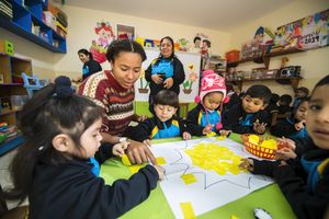 Freiwillige Malaika Kerime (Bistum Aachen) arbeitet in den Kusiwawakuna Kindergärten, Pfarrei Villa Maria del Triunfo, Stadtteil Tablade de Lurín, Lima, Peru; Foto: Florian Kopp