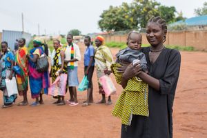 Rahma (23) mit Sohn Silvestro bei der Nahrungsmittelverteilung im Mary Help Center in Wau (c) Kathrin Harms/Sternsinger