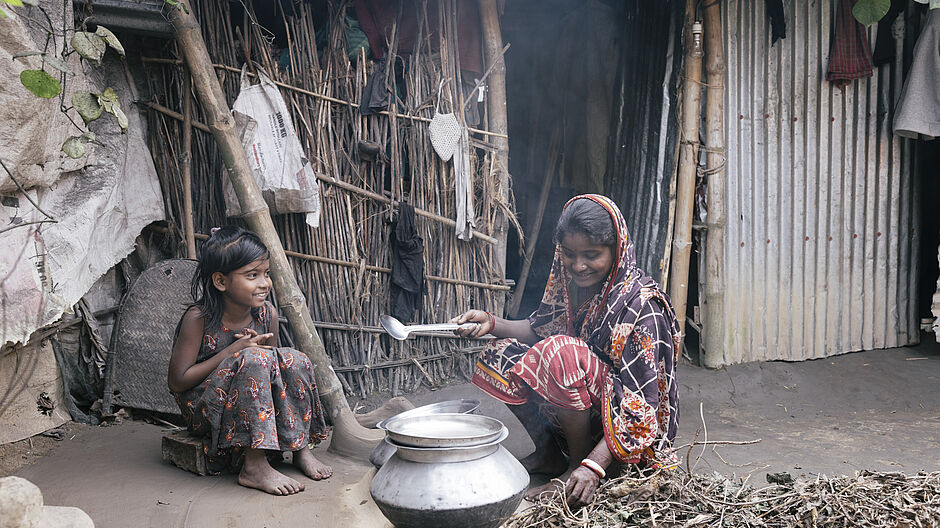 Die Eltern der achtjährigen Nandini leben in einer einfachen Lehmhütte auf einem Dorf in der Region Joypurhat im Nordwesten Bangladeschs. Sie soll es einmal besser haben als ihre Eltern.