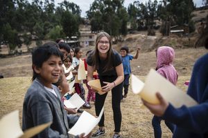 Freiwillige Sophie Bone arbeitet zusammen mit der Projektleiterin Dianira Trigoso Vizconde mit den Kinder der Jugendgruppe "Angeles de Shudal", die sich jeden Samstag auf dem Fußballplatz im ländlichen Stadtteil Pacha Alta trifft. Bewegung „Micanto - José Obrero“, Cajamarca, Peru; Foto: Florian Kopp