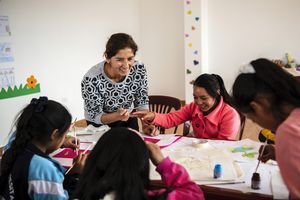 Malkurs mit Projektleiterin Dianira Trigoso Vizconde. Kinder: Sarai, 11 Jahre (rosa Jacke), Milagros, 11 (türkise Jacke), Alexandra, 10 (Mädchen mit Stirnband), Liseth, 10 (rosa Pulli), Mari, 11 (gelbe Jacke), Bewegung „Micanto - José Obrero“, Cajamarca, Peru; Foto: Florian Kopp