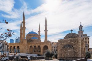 Im Libanon leben 18 verschiedene christliche und muslimische Religionsgemeinschaften. Das wird auch in der Hauptstadt Beirut sichtbar. So steht die Mohammed-al-Amin-Moschee im Stadtzentrum in unmittelbarer Nachbarschaft zur maronitischen St.-Georgs-Kathedrale, der Hauptkirche des Erzbistums Beirut.