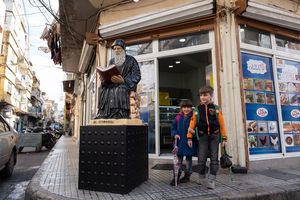 Auch der Glaube der Menschen ist in Bourj Hammoud überall sicht- und hörbar. Eine lebensgroße Statue des heiligen Charbel ziert den Eingang einer Metzgerei in dem Stadtviertel.