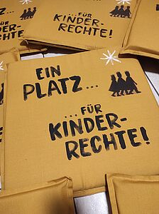 An allen unseren Gottesdienststandorten liegen unsere selbst bemalten Kissen aus und weisen auf die diesjährige Sternsingeraktion hin. Im Anschluss können Sie z.B. in den Kindergottesdiensten, auf RKWs oder bei anderen kinderpastoralen Veranstaltungen weiter genutzt werden. // © Veronika Aehlig 