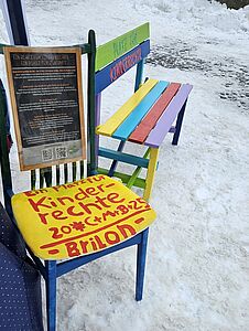 Diesen "Platz für Kinderrechte" bekam der Bürgermeister der Stadt Brilon und der Stadtrat auf dem Marktplatz von den Sternsingern überreicht. Der gestaltete Stuhl soll die Kinderrechte im Briloner Rathaus und in der Kommunalpolitik sichtbar machen und bei allen Entscheidungsprozessen daran erinnern. Kinder und Jugendliche müssen mitreden können, wenn es um Entscheidungen geht, die sie betreffen und die sich auf ihre Zukunft auswirken.  // © Jan Hilkenbach