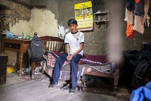 Rolando in seinem Zimmer - Projektleiterin Dianira Trigoso Vizconde und die Freiwillige Sophie Bone besuchen den Jugendlichen Rolando Rafael Fernández und seine Eltern Natividad Fernández Calua (Mutter) und Simón Rafael Chiclote (Vater) in ihrem einfachen Haus am Stadtrand von Cajamarca (Stadtteil Pacha Alta).  Bewegung „Micanto - José Obrero“, Cajamarca, Peru; Foto: Florian Kopp