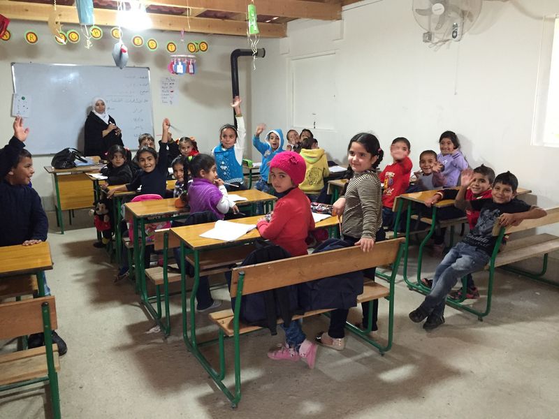 Ein Klassenraum voller Kinder die glücklich sind wieder lernen zu dürfen.