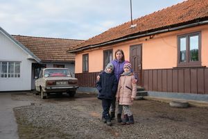 Die Geschwister Nastia (9) und Kola (10) sind auf dem diesjährigen Plakat zur Sternsingeraktion zu sehen. Zusammen mit ihren Eltern wohnen sie in einem kleinen Dorf in der Westukraine.