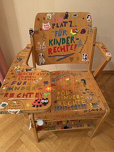 Von Kindern für Kinder
Unsere Jungschar und Sternsingerkinder haben diesen Platz für Kinderrechte gemeinsam gestaltet. Er wird bei der Sternsingermesse am 6.1.25 präsentiert. // © Heidi Pesta