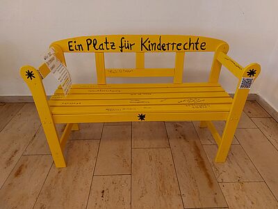 Wir haben uns ein bisschen mehr Platz für Kinderrechte gewünscht und daher gleich eine Bank gestaltet. Diese haben wir gespendet bekommen, ebenso wie die Farbe. Auf die Bank haben wir Sternsinger viele Kinderrechte geschrieben. An der Bank ist auch ein Zeitplan angebracht, wo man uns als Sternsinger antreffen kann. Nebendran gibt es einen QR-Code; wenn man ihn anscannt, kommt man auf eine Audio-Aufnahme, die wir selbst eingesprochen haben und die Besucher der Bank so über die Kinderrechte informieren. Hier der Direkt-Link: https://bistummainz.de/export/sites/bistum/pfarrei/buettelborn/.galleries/Downloads-St.-Walburga/Hallo_auf_der_Sternsinger-Bank.mp3 

Die Bank wird uns nicht nur in den Sternsinger-Gottesdiensten begleiten, sondern auch bei unseren Besuchen bei Bürgermeistern, beim Landrat, bei einzelnen Institutionen und sie steht während der Aktion auch einige Zeit im Landratsamt sowie auf dem Marktplatz zur Marktzeit in Groß-Gerau (8.1., vormittags). // © Tobias Sattler