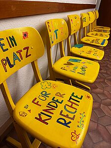 Die Stühle entstanden im Rahmen der "Sternennacht", einem Übernachtungs-Wochenende für Kinder, das sich inhaltlich immer mit dem jeweiligen Sternsinger-Motto befasst. Die Stühle sollen nun an verschiedenen Orten im Stadtgebiet aufgestellt werden und so Kinderrechte sichtbarer machen. // © Katholische Jugend Heusenstamm