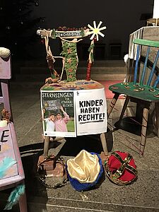 In den Kirchen Maria Himmelfahrt und Christ König haben sich die Kinder eingesetzt, die Sternsinger-Idee allen Menschen guten Willens in unserer Umgebung bekannt zu machen. Zusammen mit dem gemeinsamen Binden des Adventskranzes, den besinnlichen Adventsgottesdiensten und der feierlichen Einführung des Friedenslichtes ist der Platz für Kinderrechte wesentlicher Moment der Vorbereitung auf Weihnachten in unserer Pfarrei. // © P. Mateusz Klosowski