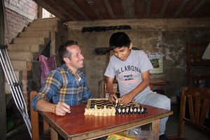 Der zwölfjährige Eddú spielt Schach mit Willi und schlägt in haushoch