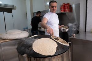 Man’ooshe werden die typisch libanesischen Fladenbrote genannt, die je nach Geschmack herzhaft oder süß belegt sind. Die heiße Metallkuppel, auf die der Bäcker mit einer Art Kissen den ausgerollten Teig drückt, um ihn zu backen, heißt „Sâj“.