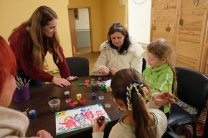 Psychologin Mariana Popowytsch bietet Gruppen- und Einzeltherapien an. Besonders beliebt sind ihre Runden mit Kindern und Eltern oder Großeltern. Sie stärken mit spielerisch-kreativen Elementen das Gemeinsamkeitsgefühl.